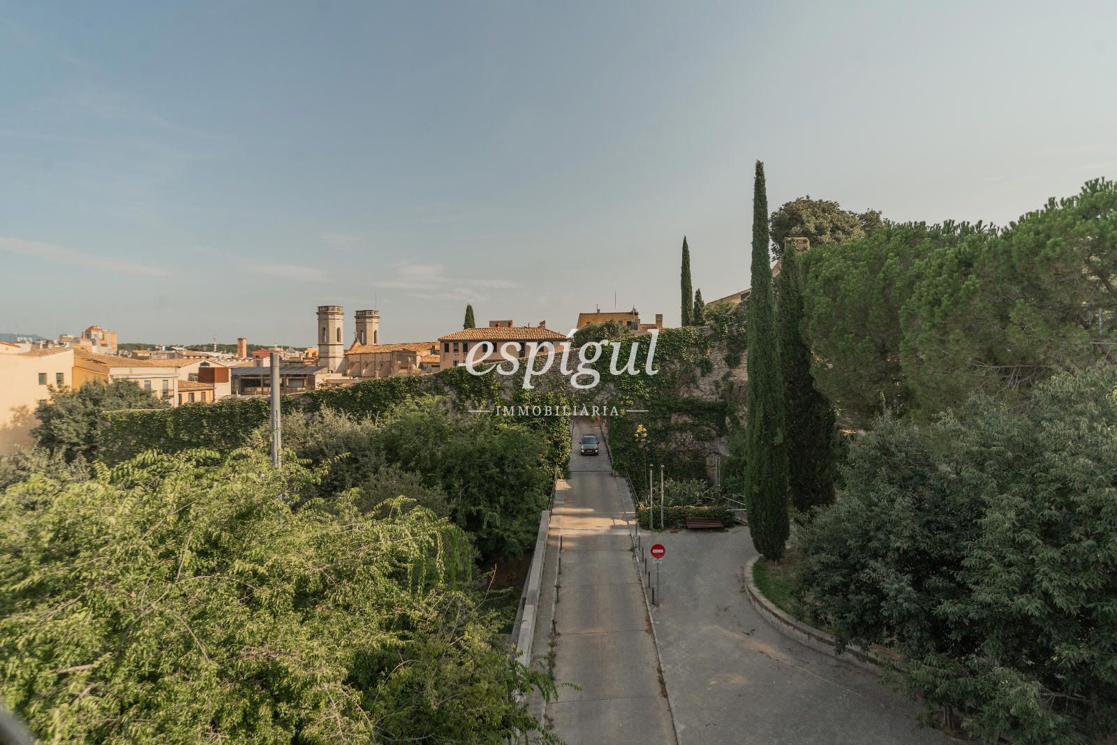 Vista exterior de Piso en venta en Girona Capital con Calefacción y Amueblado