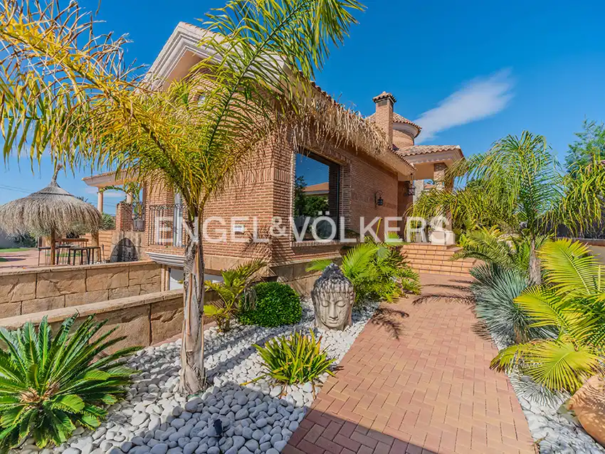 Exterior view of Houses for sale in San Vicente del Raspeig / Sant Vicent del Raspeig  with Air Conditioner, Heating and Private garden