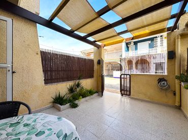 Casa aparellada amb balcó en venda a Lo Pagán
