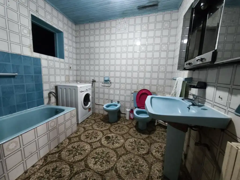 Badezimmer von Einfamilien-Reihenhaus zum Verkauf in Vilardevós mit Heizung, Privatgarten und Terrasse