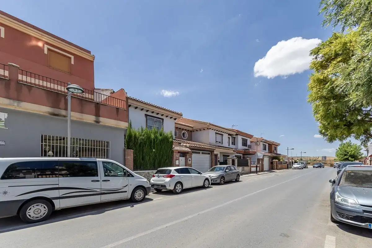 Vista exterior de Local en venda en Las Gabias amb Aire condicionat