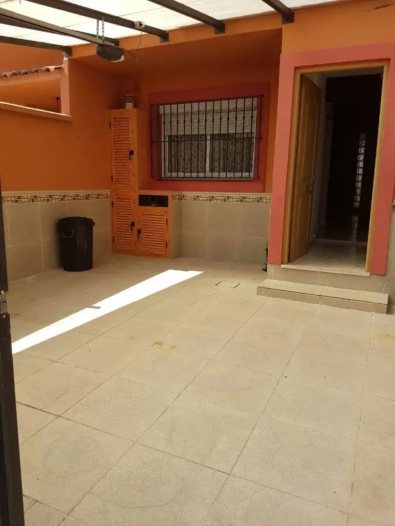 Casa adosada en venda en Algeciras amb Jardí privat, Traster i Moblat