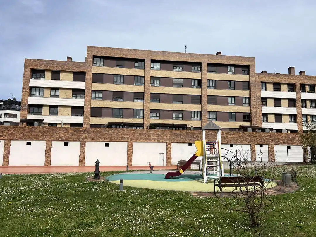 Vista exterior de Pis en venda en Siero amb Calefacció, Jardí privat i Parquet