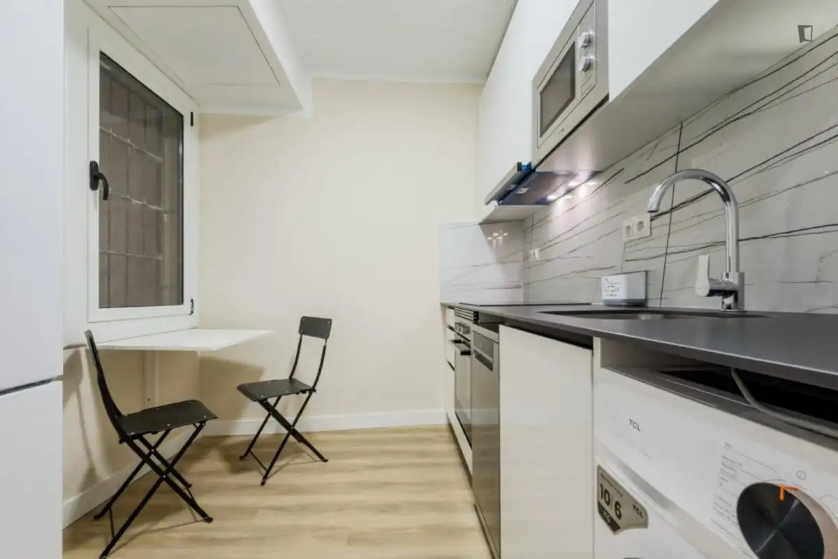 Cuina de Apartament de lloguer en Barcelona amb Aire condicionat, Calefacció i Moblat