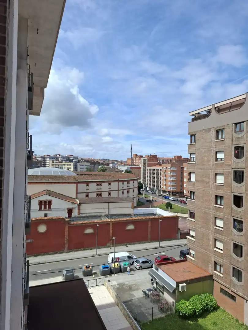 Vista exterior de Pis de lloguer en Gijón  amb Calefacció, Parquet i Terrassa