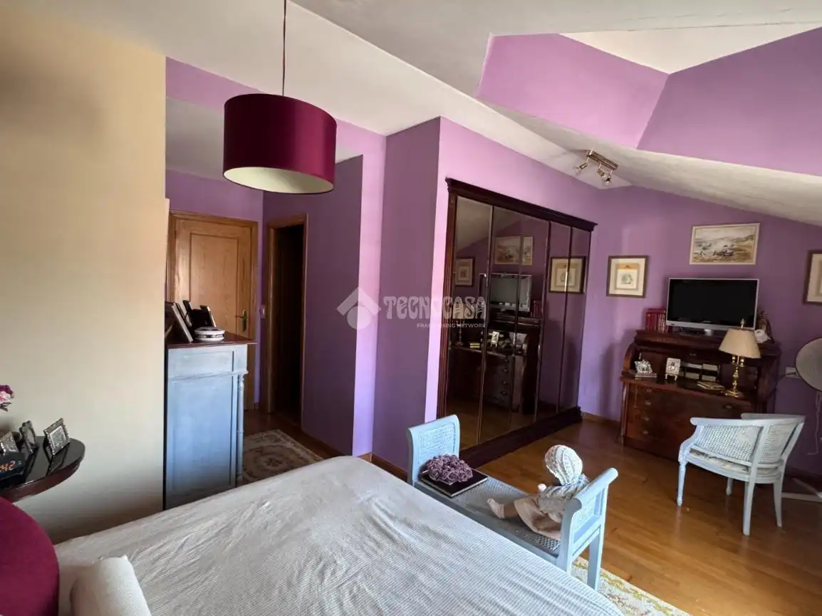 Habitación de Casa adosada en venta en Valdefresno con Calefacción, Parquet y Piscina comunitaria