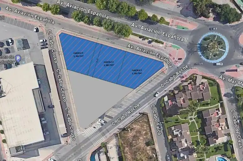 Terreny residencial en venda a Avenida Aviación Española