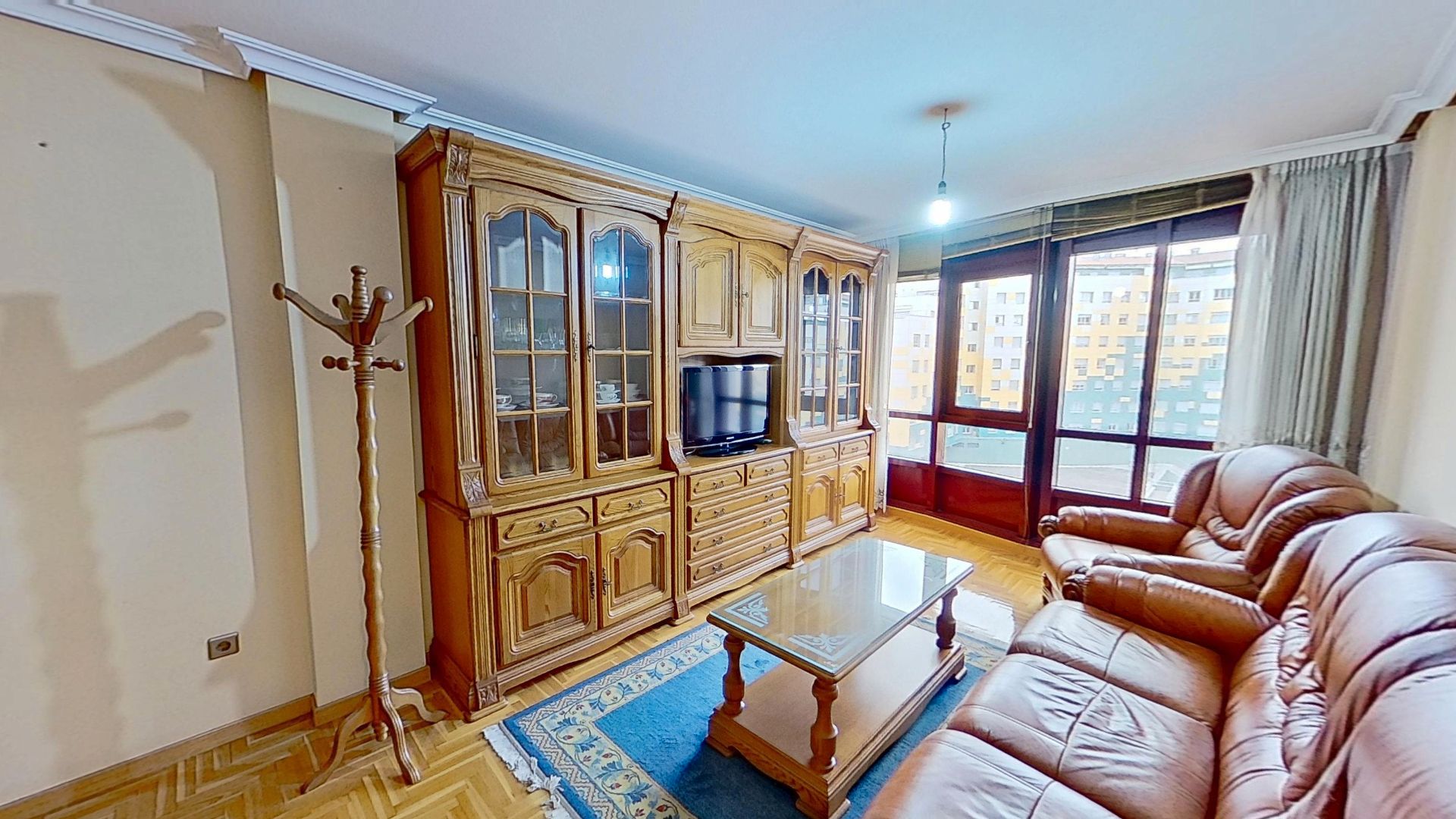 Sala de estar de Piso en venta en Oviedo  con Calefacción, Trastero y Amueblado