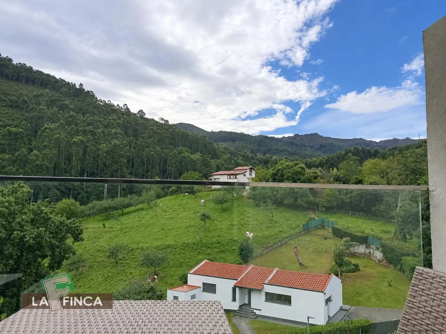 Vista exterior de Casa o xalet en venda en Caravia amb Calefacció, Terrassa i Moblat