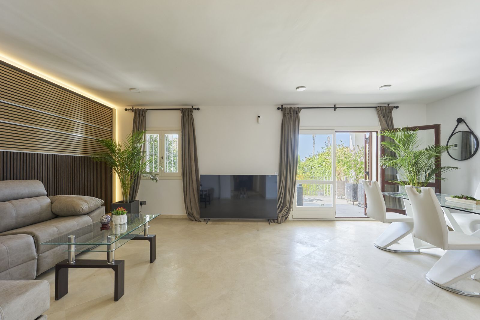 Sala d'estar de Casa adosada en venda en Marbella amb Jardí privat, Moblat i Piscina comunitària