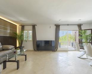 Sala d'estar de Casa adosada en venda en Marbella amb Jardí privat, Moblat i Piscina comunitària