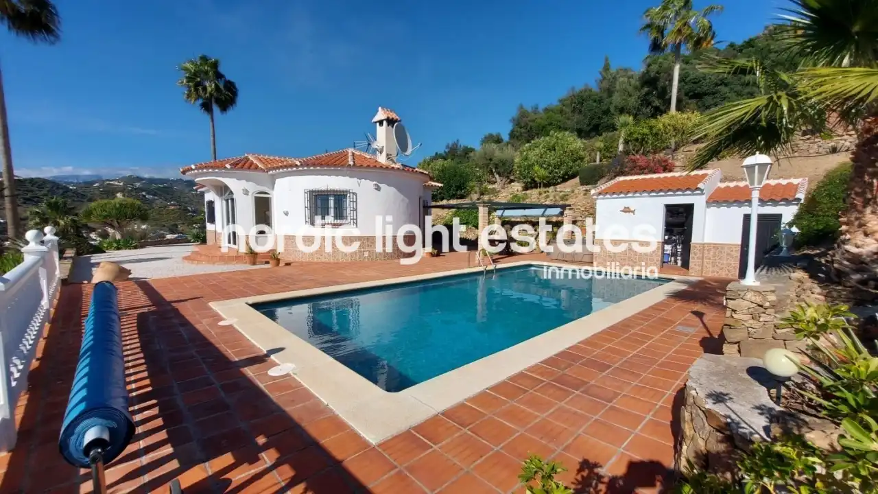 House with pool for sale in Torrox Pueblo