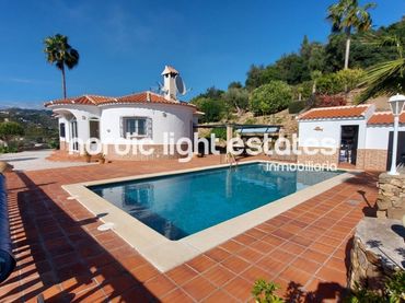 Casa con piscina en venta en Torrox Pueblo