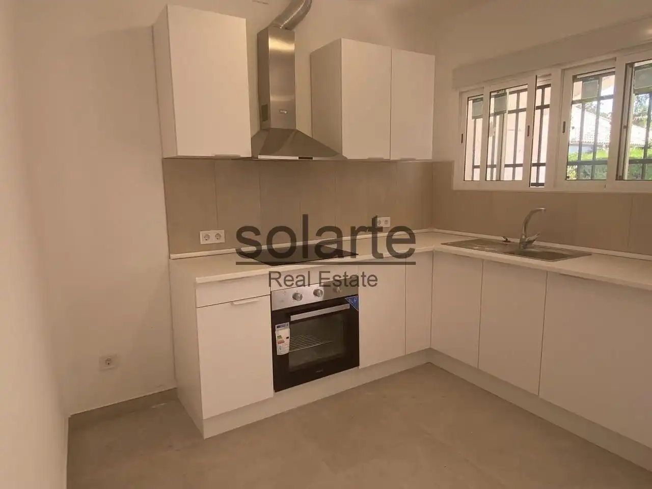 Cuina de Planta baixa en venda en L'Hospitalet de Llobregat amb Parquet i Balcó