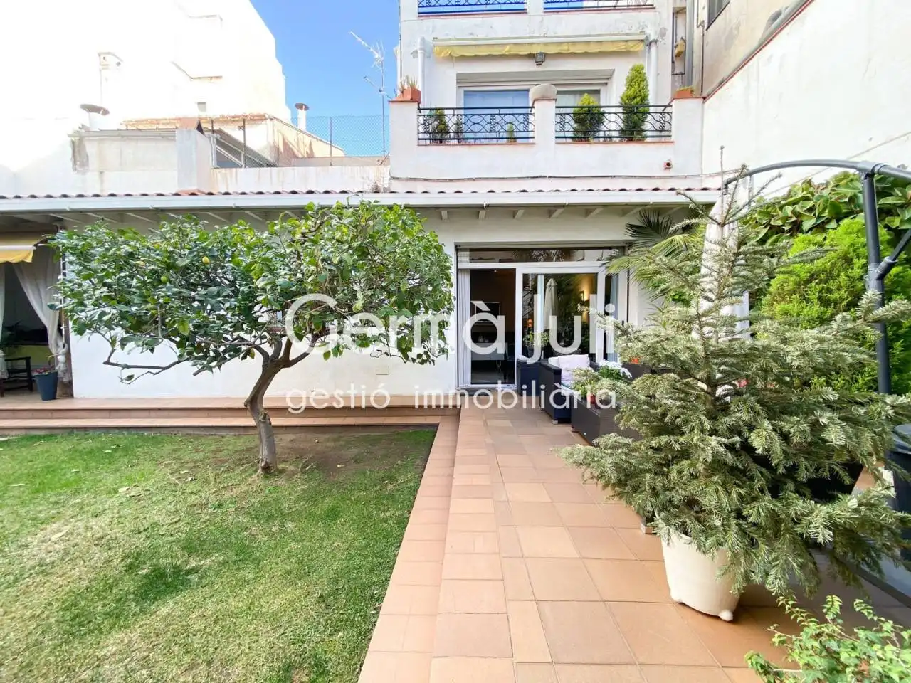Vista exterior de Casa adosada en venta en Badalona con Aire acondicionado, Calefacción y Jardín privado