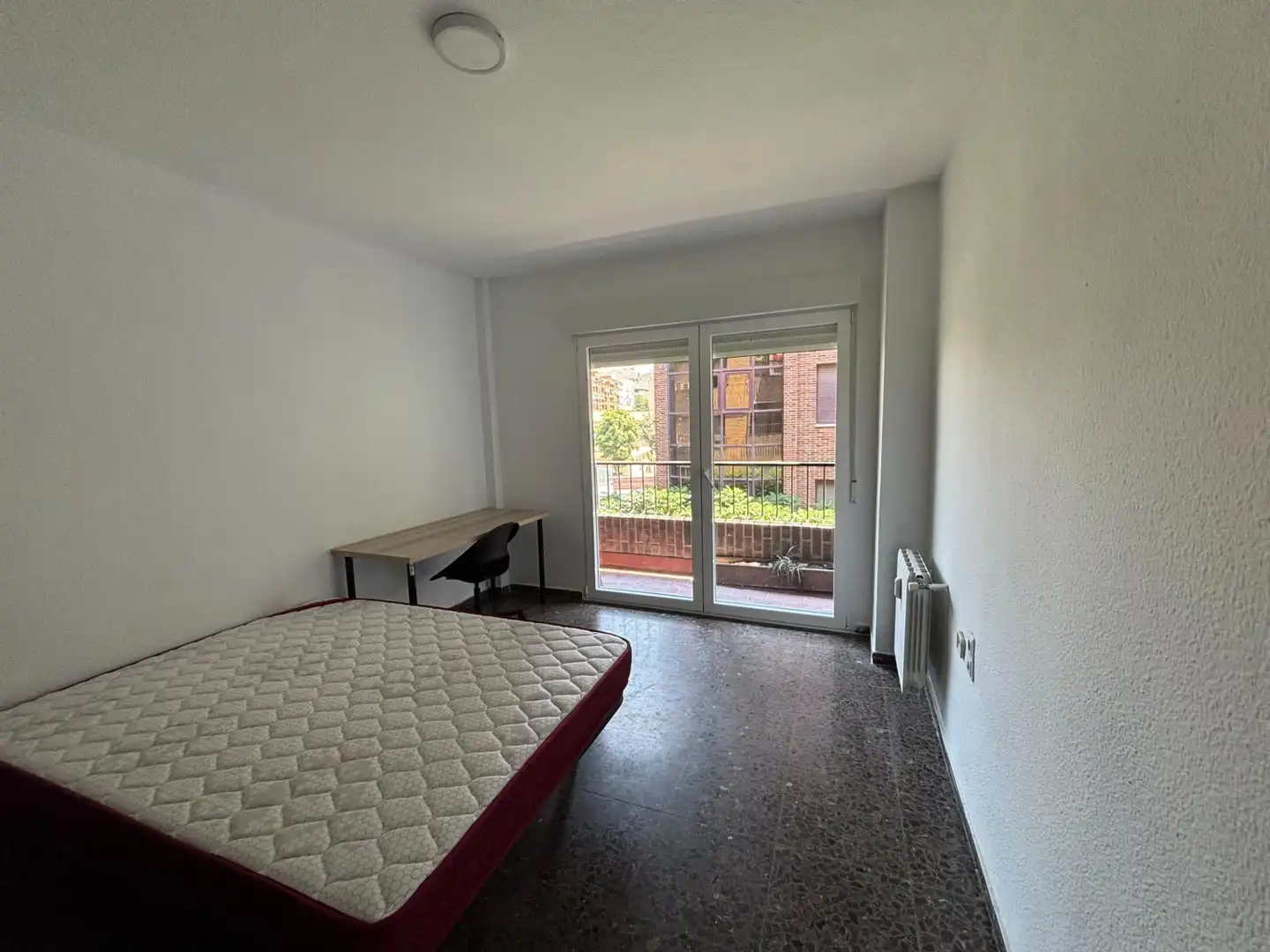 Habitación de Piso para compartir en Granada con Calefacción y Amueblado