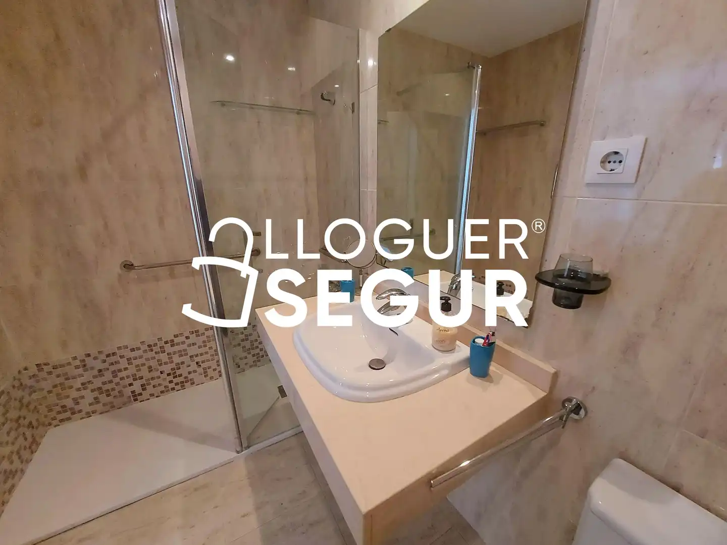 Badezimmer von Wohnung zur Miete in Barcelona mit Klimaanlage und Heizung