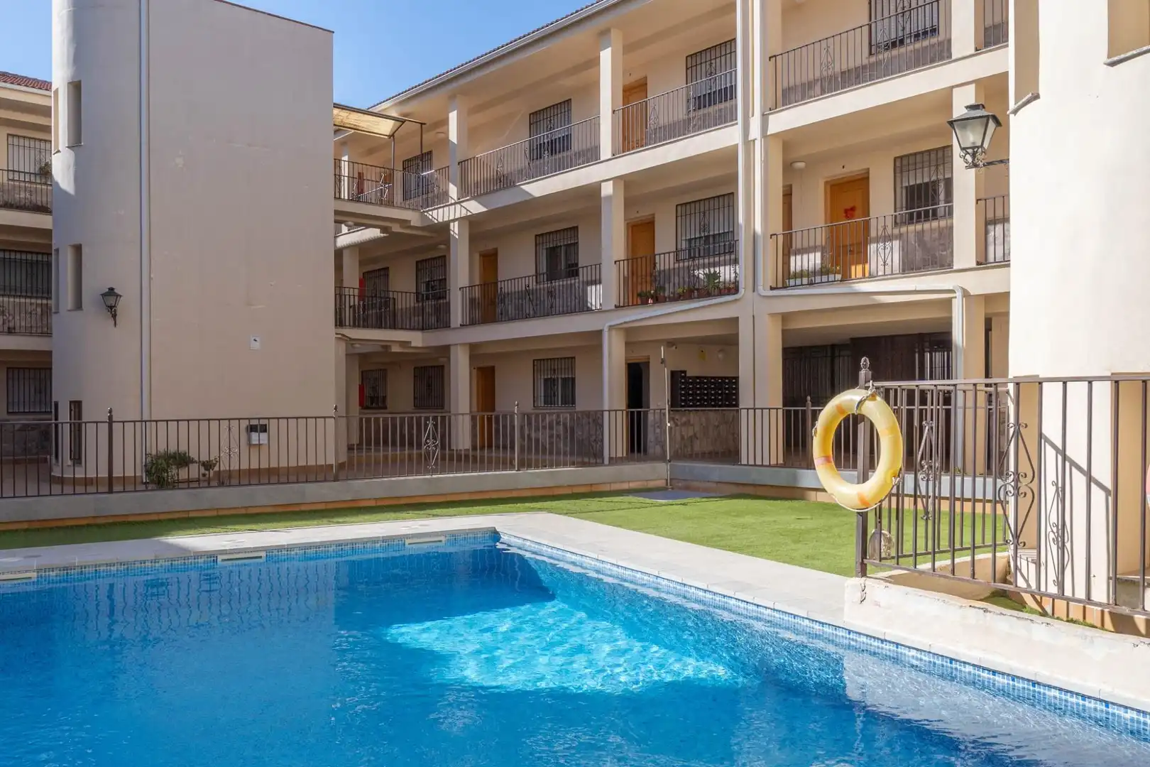Piscina de Pis en venda en Churriana de la Vega amb Piscina comunitària