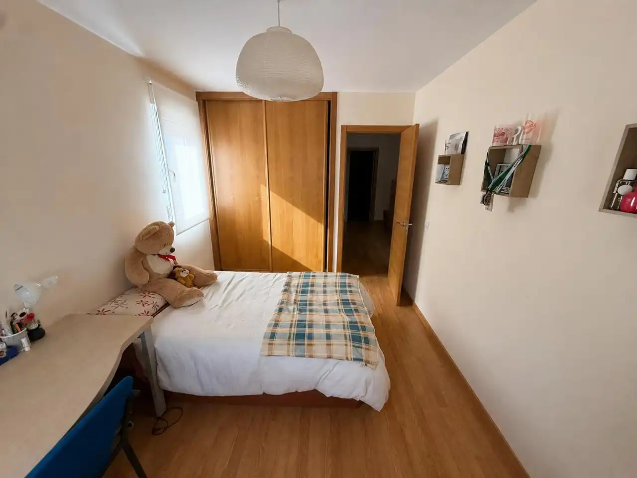 Dormitori de Casa adosada en venda en Cacabelos amb Calefacció i Jardí privat