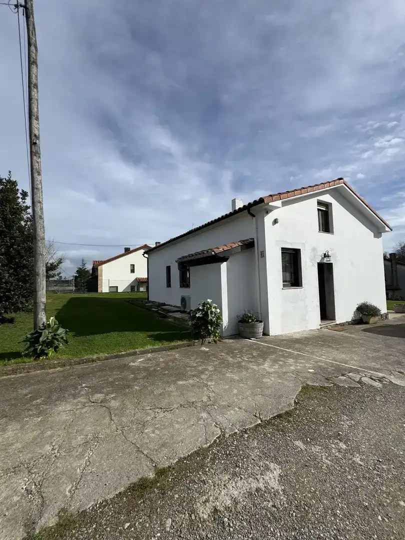 Vista exterior de Casa o xalet en venda en Reocín