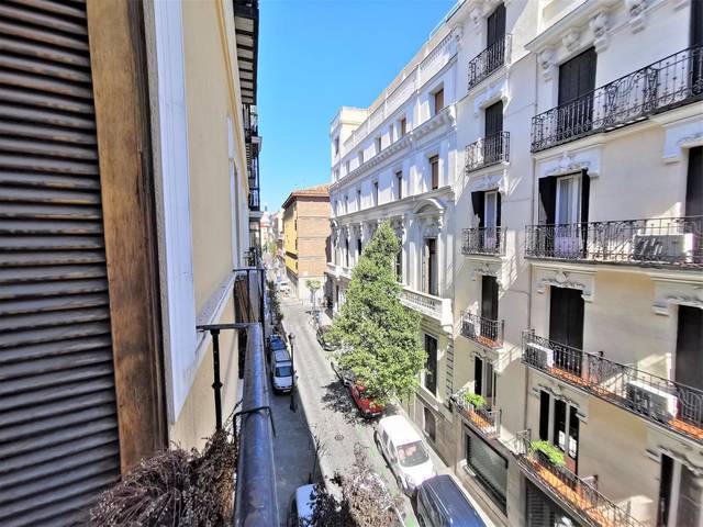 Piso en Alquiler en Calle de Cervantes en Cortes - Huertas