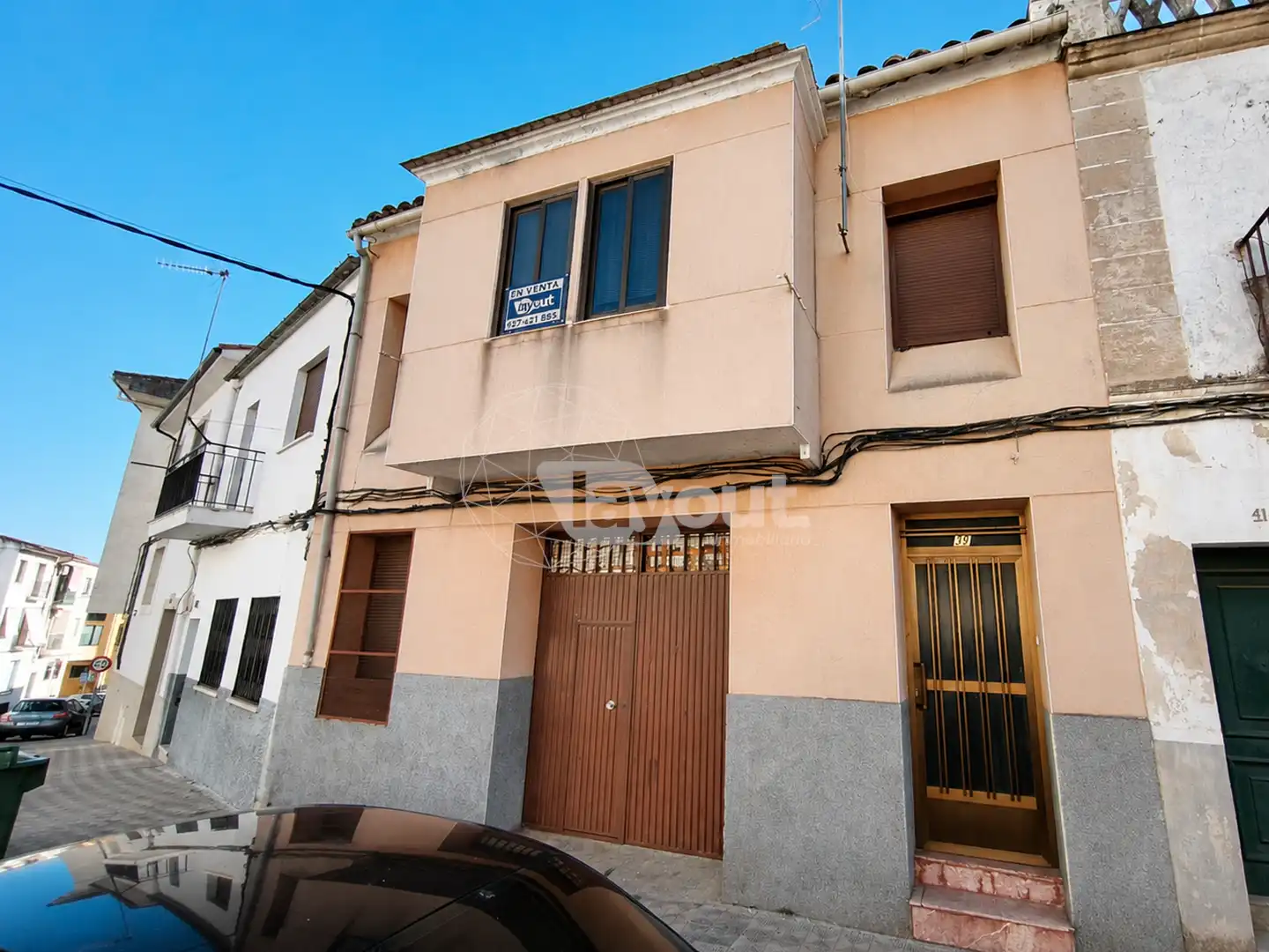 Außenansicht von Einfamilien-Reihenhaus zum Verkauf in Plasencia mit Abstellraum