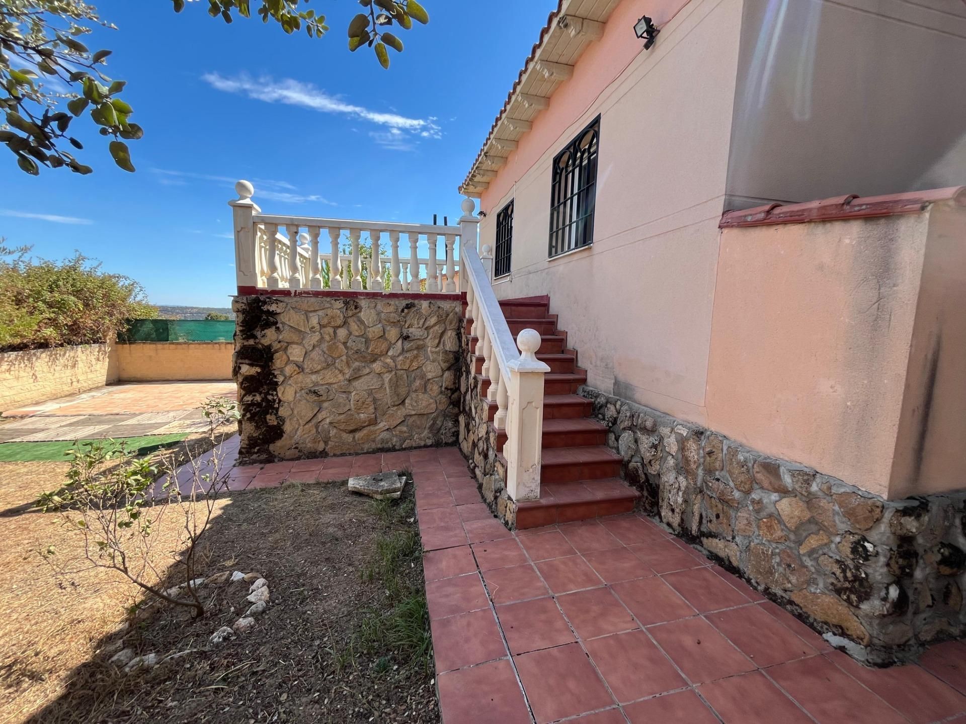 Vista exterior de Casa o xalet en venda en Pioz amb Calefacció, Jardí privat i Terrassa