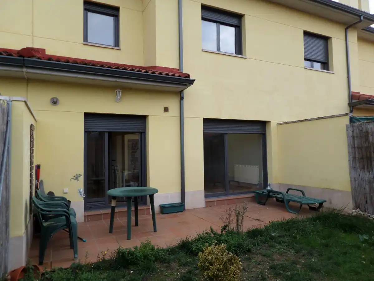 Vista exterior de Casa adosada en venta en Tudela de Duero con Calefacción y Jardín privado