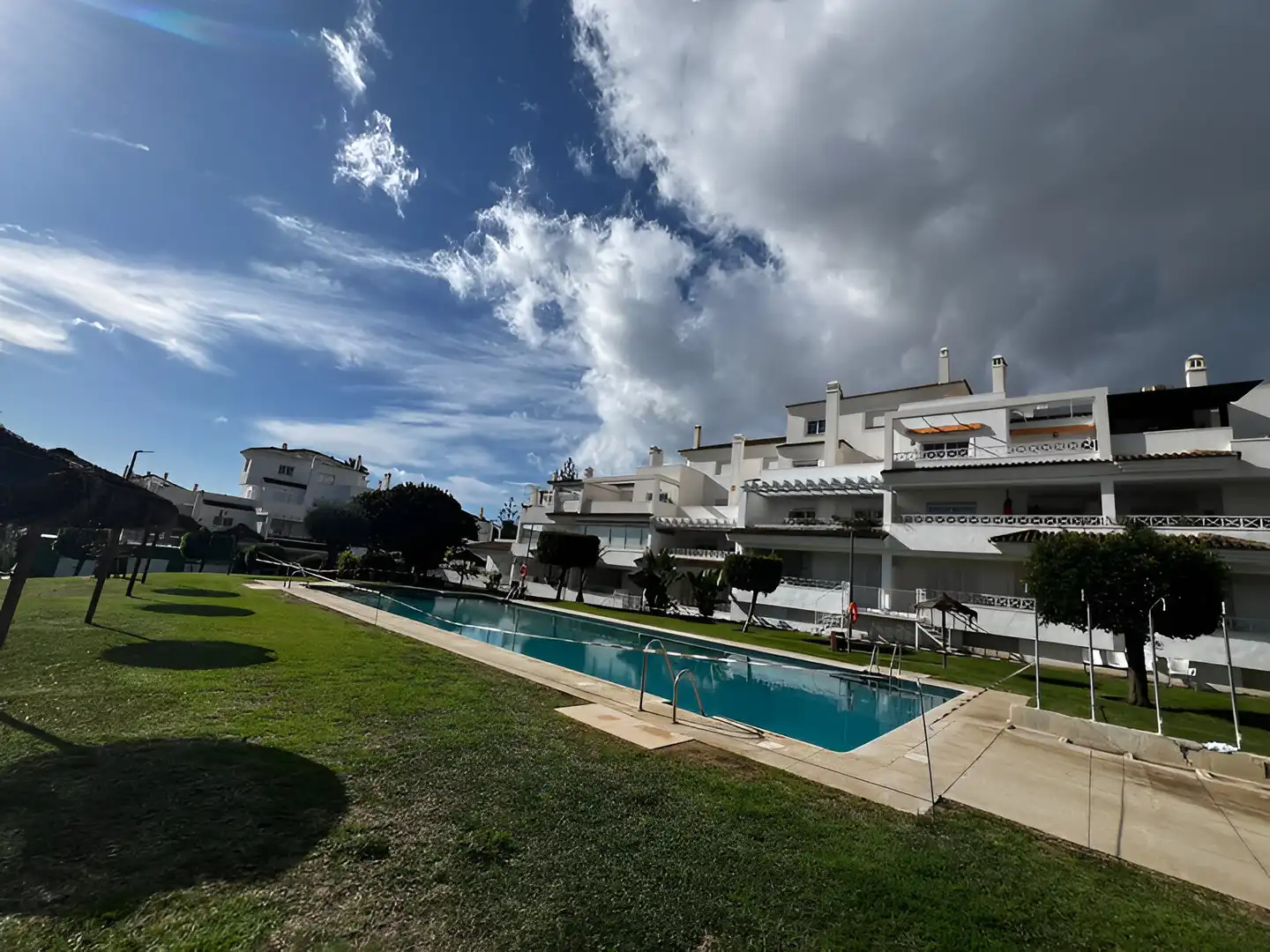 Vista exterior de Apartamento en venta en Marbella con Aire acondicionado, Terraza y Piscina
