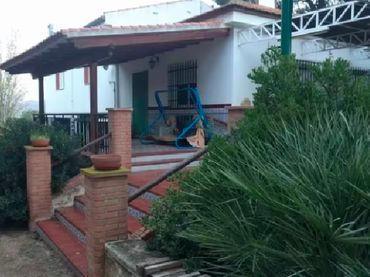 Chalet con balcón en venta en Jumilla