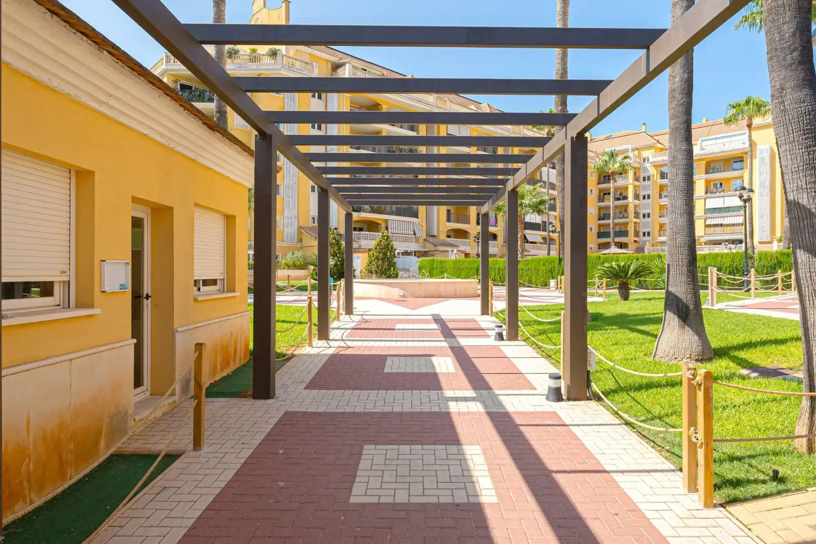 Vista exterior de Apartament en venda en Dénia amb Aire condicionat i Piscina comunitària