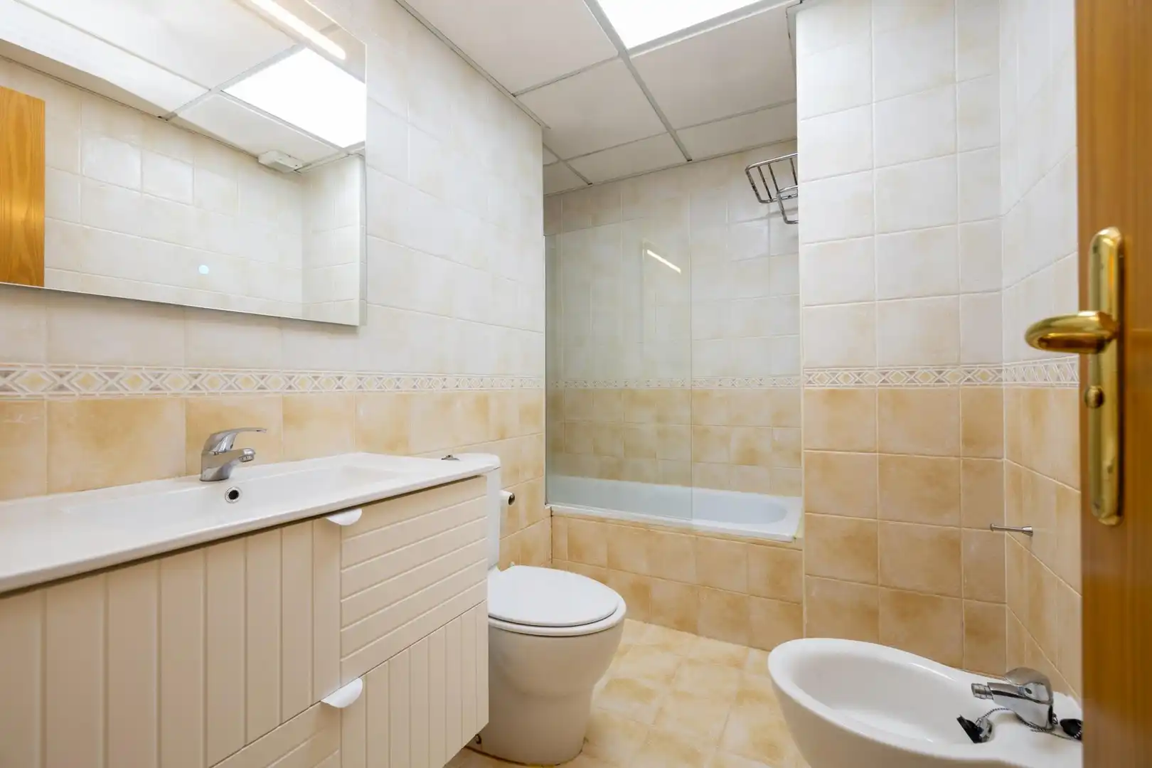 Baño de Apartamento en venta en Granada con Calefacción, Jardín privado y Piscina comunitaria