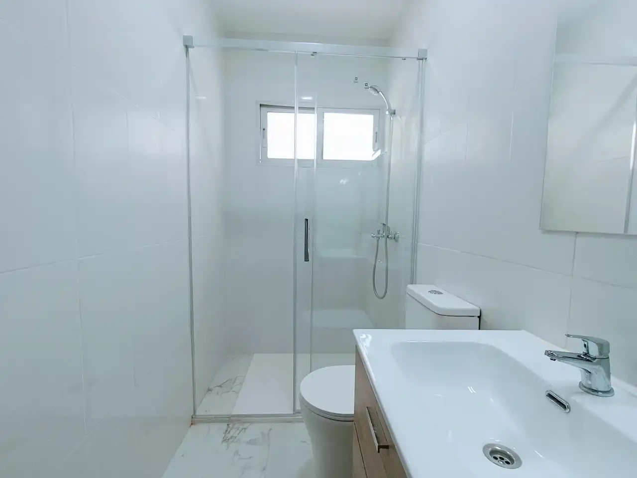 Bathroom of Flat for rent in Madrid  with Air Conditioner and Oven