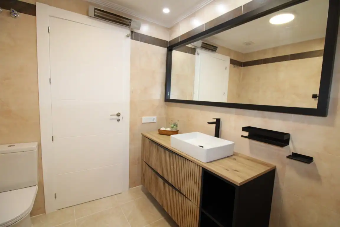 Badezimmer von Wohnung zum Verkauf in Villajoyosa / La Vila Joiosa mit Klimaanlage, Terrasse und Abstellraum