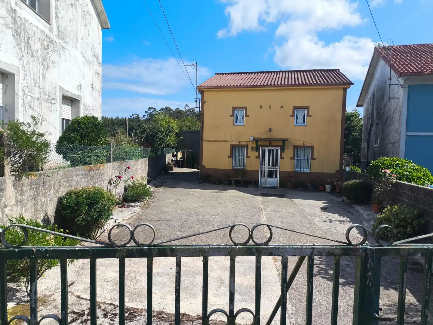 Vista exterior de Casa o xalet en venda en Santa Comba amb Traster i Moblat