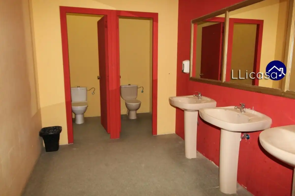 Badezimmer von Geschaftsraum zum Verkauf in La Pobla de Vallbona mit Klimaanlage