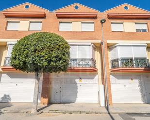 Vista exterior de Casa adosada en venda en Constantí amb Aire condicionat, Terrassa i Piscina