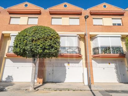 Vista exterior de Casa adosada en venda en Constantí amb Aire condicionat, Terrassa i Piscina