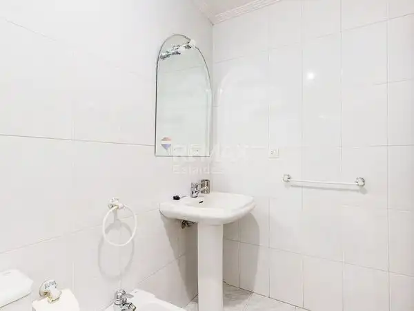 Bany de Pis en venda en Vigo  amb Calefacció, Parquet i Traster