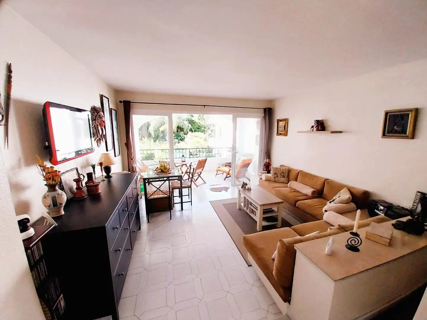 Wohnzimmer von Wohnung zum Verkauf in Mijas mit Klimaanlage, Privatgarten und Terrasse