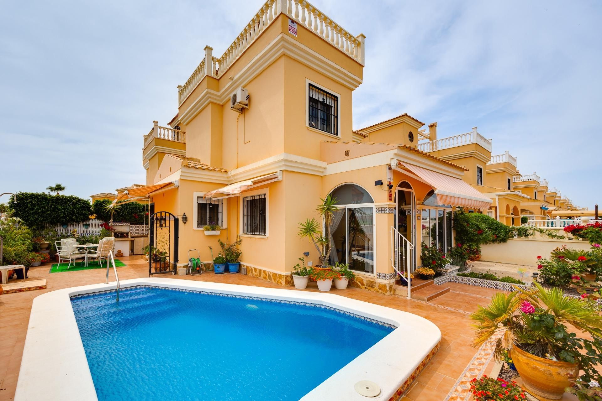 Swimming pool of House or chalet for sale in Algorfa  with Air Conditioner, Terrace and Swimming Pool