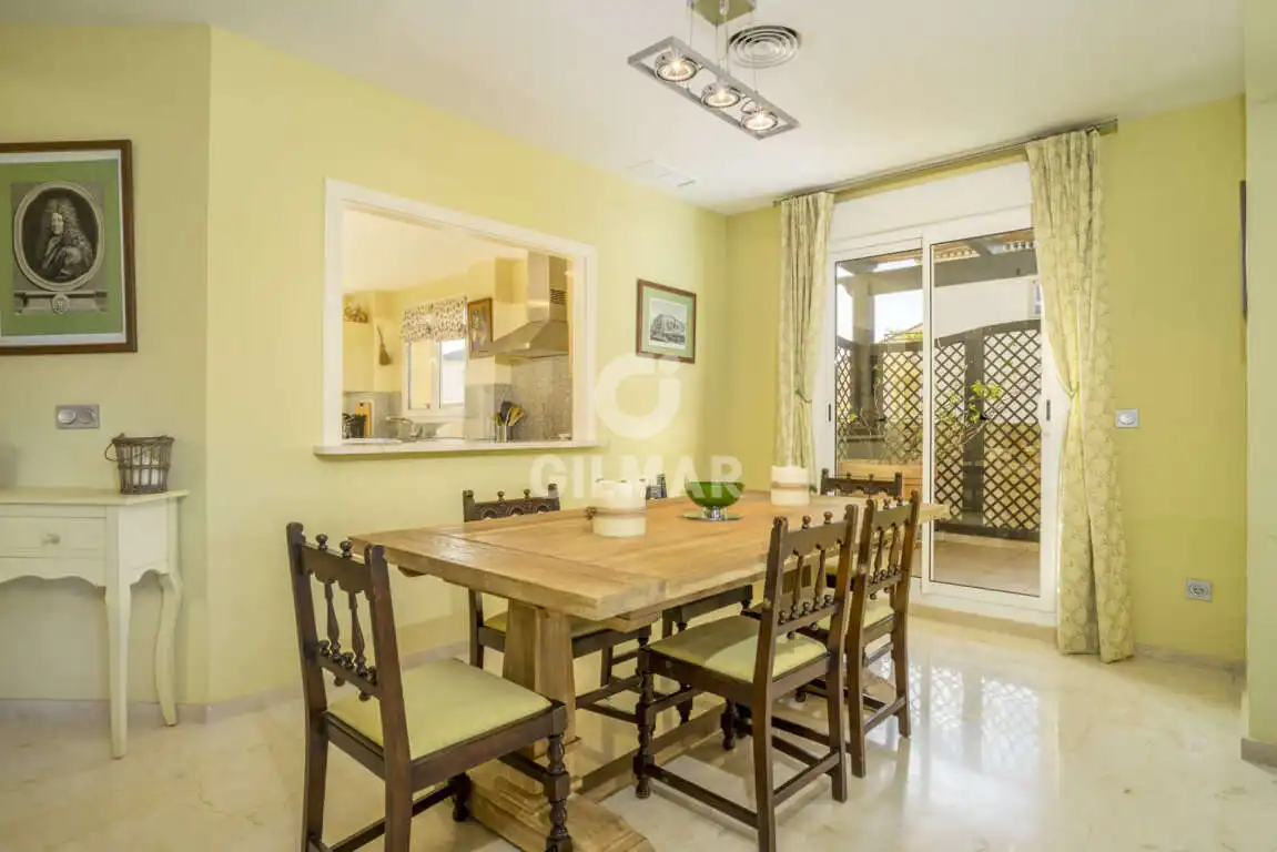 Esszimmer von Maisonette zum Verkauf in Sotogrande mit Heizung, Abstellraum und Schwimmbad