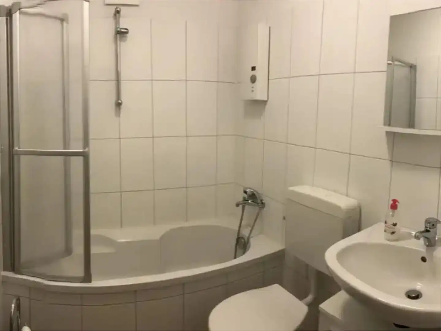 Bany de Apartament de lloguer en Madrid amb Aire condicionat i Moblat