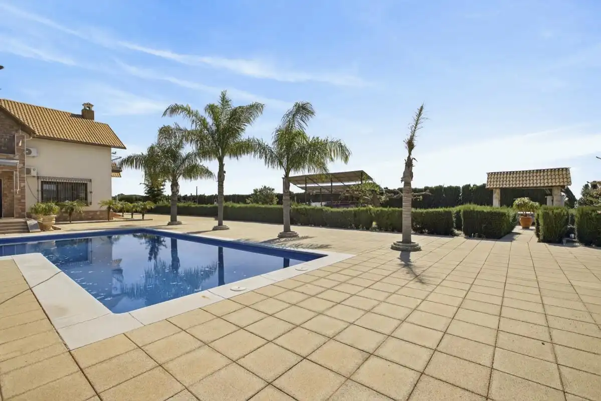 Piscina de Casa o xalet en venda en Lora del Río amb Aire condicionat, Calefacció i Jardí privat
