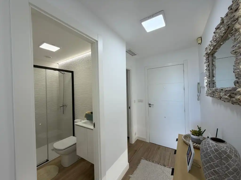 Bany de Apartament en venda en Torrevieja amb Aire condicionat, Jardí privat i Piscina