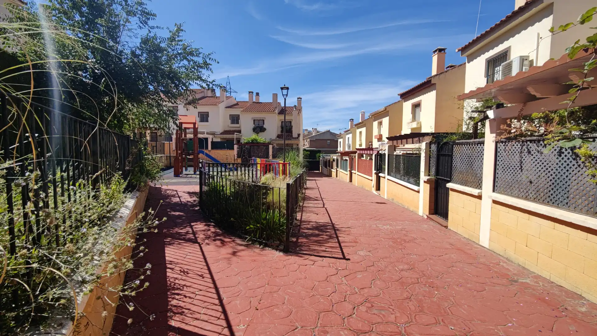 Vista exterior de Casa adosada en venta en Huétor Vega con Calefacción, Jardín privado y Piscina