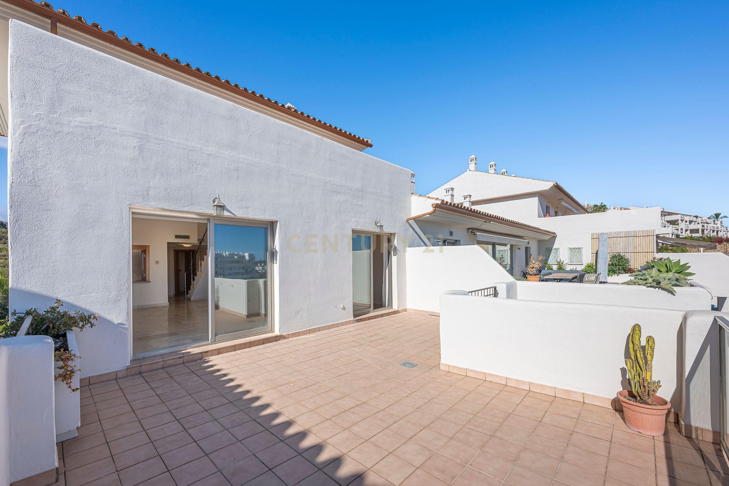 Vista exterior de Dúplex en venda en Estepona amb Aire condicionat, Jardí privat i Traster