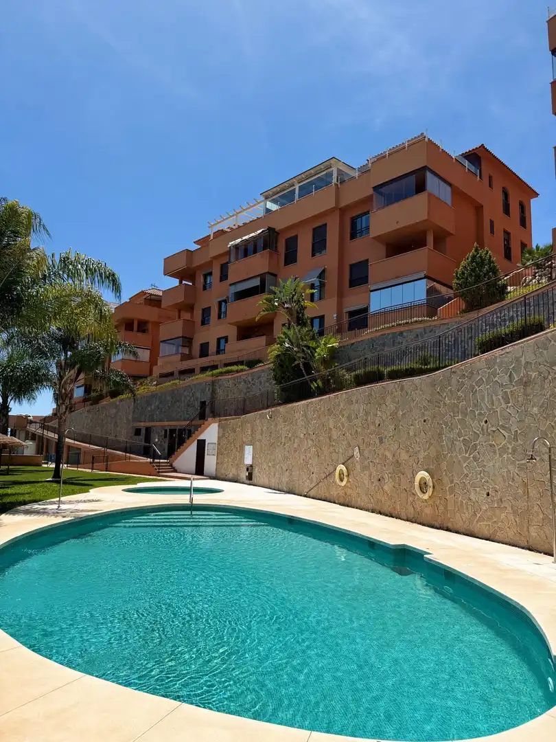 Piscina de Pis en venda en Rincón de la Victoria amb Aire condicionat, Calefacció i Jardí privat