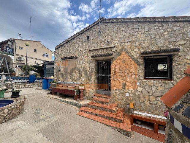 Exterior view of House or chalet for sale in Montroy  with Swimming Pool