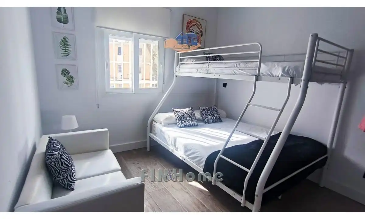 Bedroom of Flat for sale in Sevilla  with Air Conditioner, Heating and Furnished